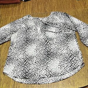 3/$10-Bass Black and White Patterned Blouse